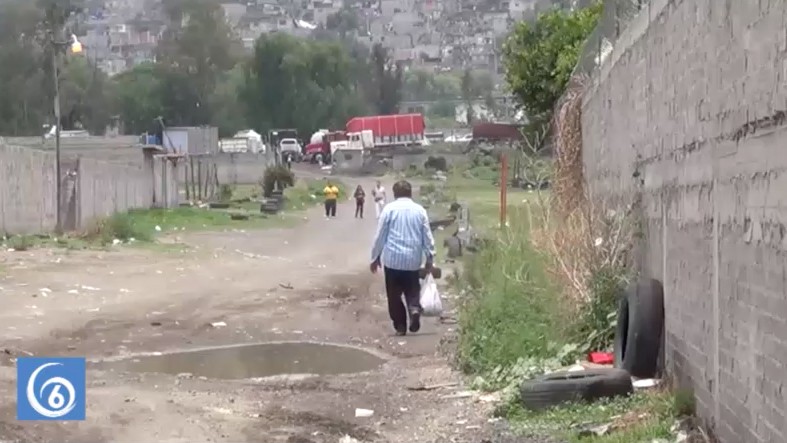 Vecinos denuncian falta de servicios básicos en la colonia Acaquilpan de Los Reyes