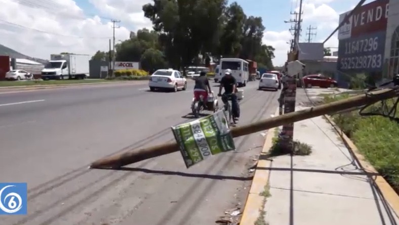 Cae poste de telecomunicaciones en la Federal México-Texcoco