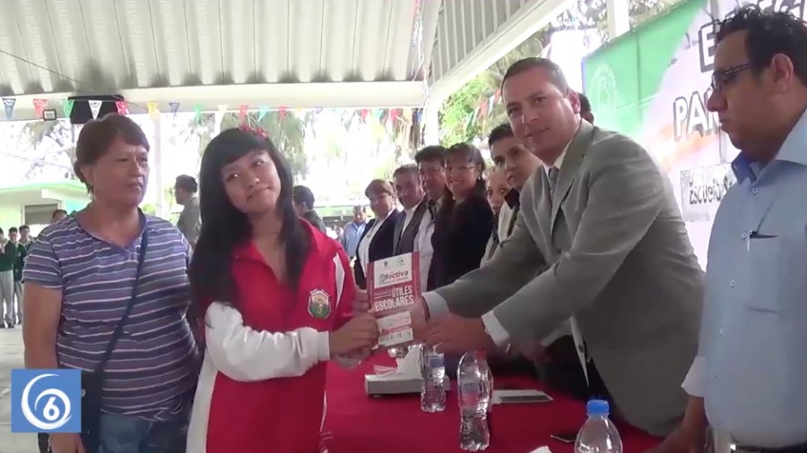 Entregan dos mil vales para útiles escolares en dos secundarias