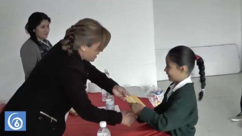 Entrega de becas METRUM por parte del DIF Ixtapaluca