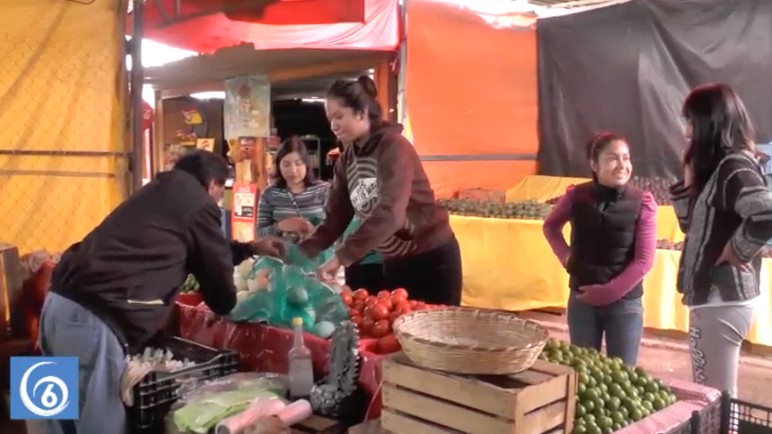 Jóvenes estudiantes realizan colecta de víveres en La Centralita 