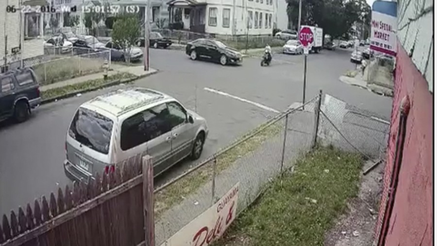 Motociclista sobrevive a terrible accidente