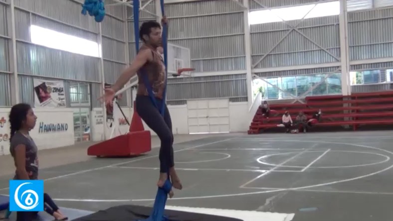 Se practica danza aérea ene el gimnasio municipal de Valle de Chalco