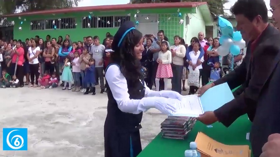 Ceremonia de clausura de ciclo escolar en la secundaria Salvador Díaz Mirón 