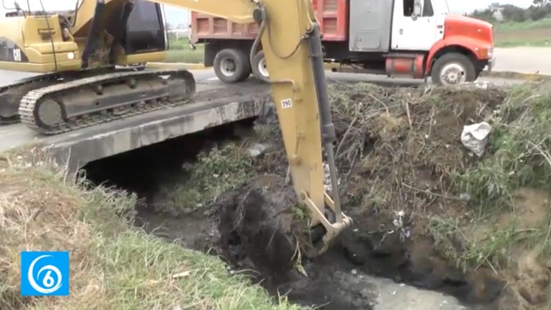ODAPAS realiza desazolve de canales a cielo abierto en Ixtapaluca