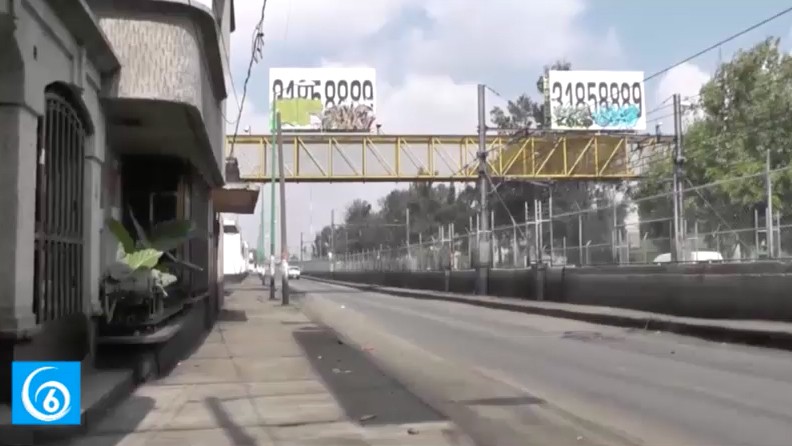 En la avenida Puebla del municipio de La Paz vecinos denuncian coladera de la cual sale aceite