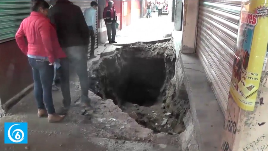 Realizan trabajos para tapar socavón en el corredor del  paradero de transporte público en Ixtapaluca