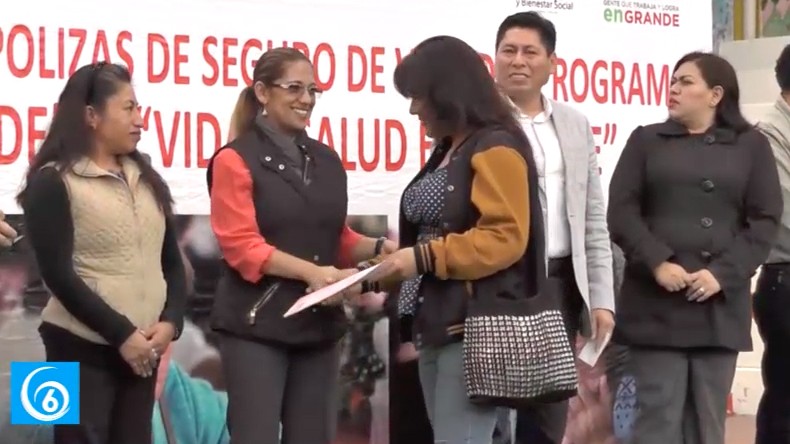 Entrega de pólizas y tarjeta la efectiva a ciudadanos de Chicoloapan