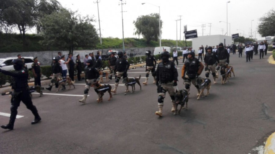 Ensayo de policías y bomberos para el desfile del 16 de septiembre