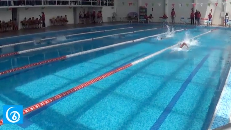 Realizan competencias de natación en la alberca de Cuatro Vientos