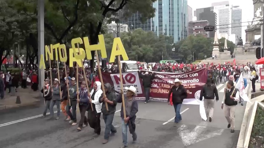 Integrantes del Movimiento Antorchista se manifiestan por el recorte presupuestal