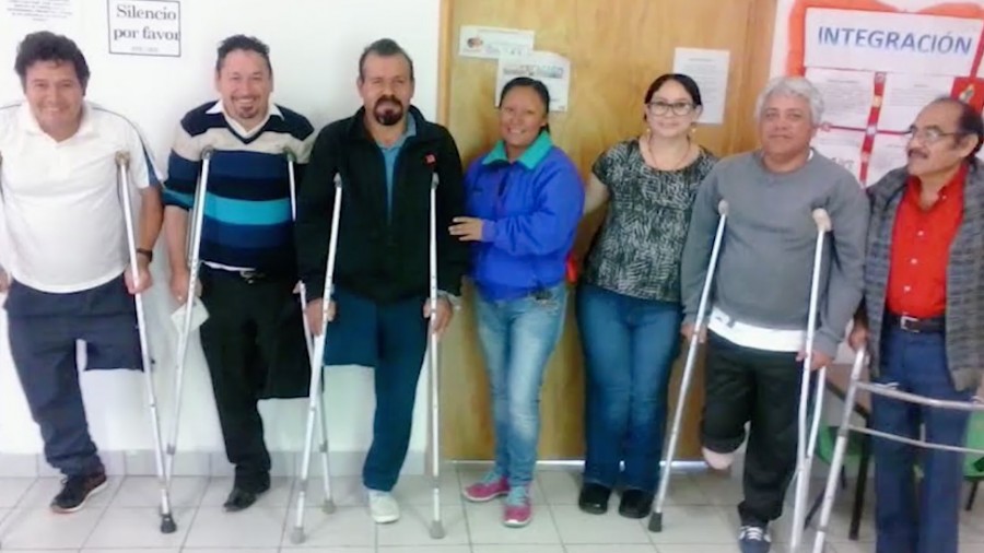 Personas sin alguna extremidad, reciben talleres de autoempleo en el URIS de Los Héroes