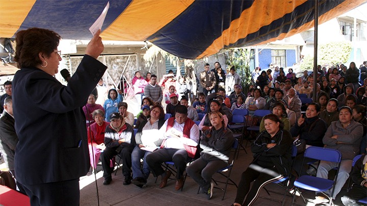 Alcaldesa de Chimalhuacán atiende demandas educativas