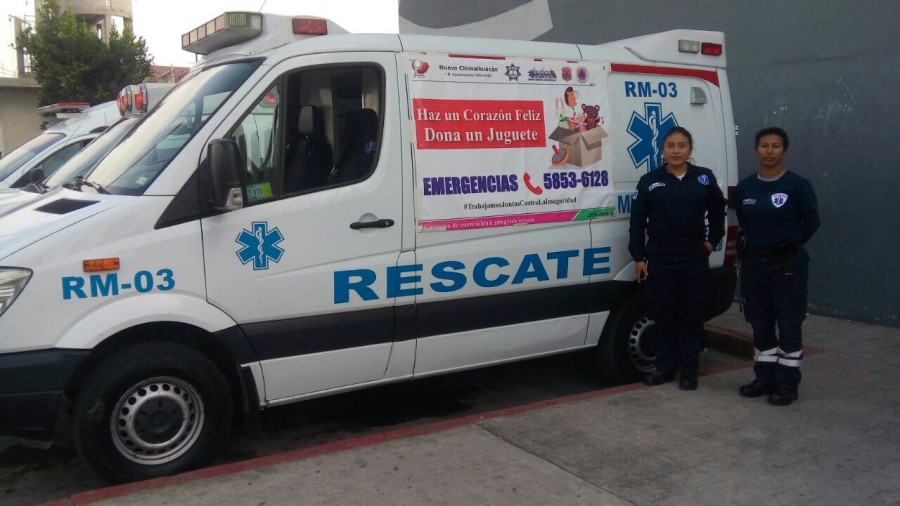Policías y paramédicos de Chimalhuacán recolectan juguetes para niños de bajos recursos