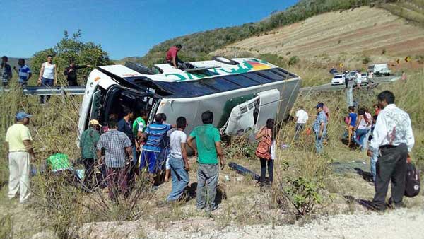 VUELCA AUTOBÚS EN LA CARRETERA TUXTLA-OCOZOCOAUTLA