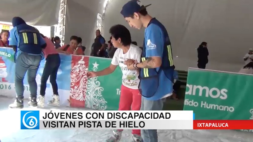 Personas con discapacidad visitan pista de hielo en Ixtapaluca