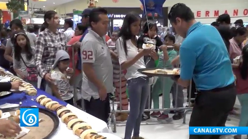 Se llevo a cabo la partida de Rosca de Reyes en Plaza Sendero Ixtapaluca