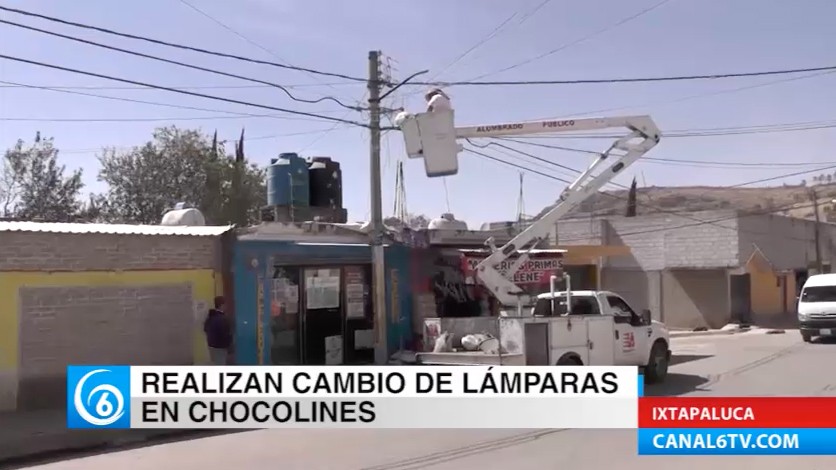 Realizan cambio de lámparas públicas en la colonia Chocolines