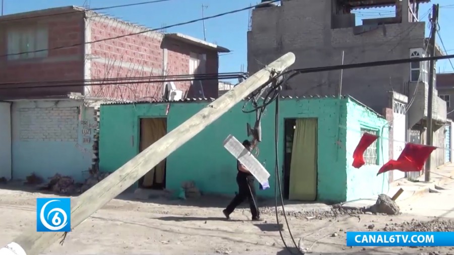 Postes de TELMEX a punto de caer en la colonia Fraternidad en el municipio de Chalco