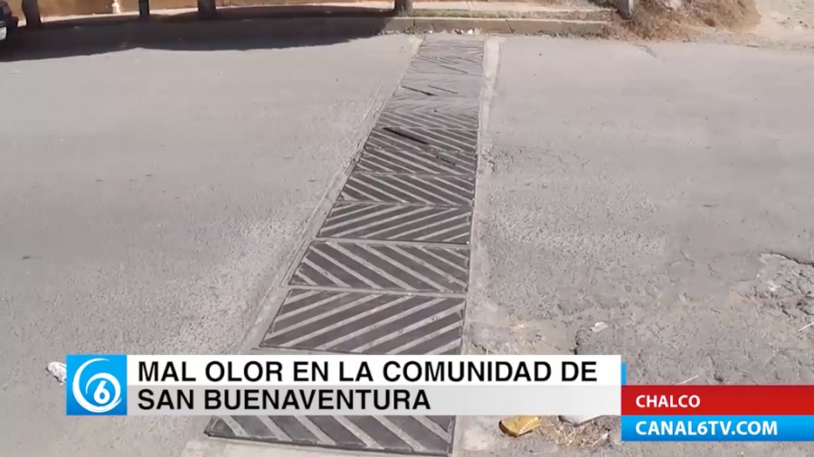 Habitantes reportan el mal olor que emerge de coladeras en San Buenaventura