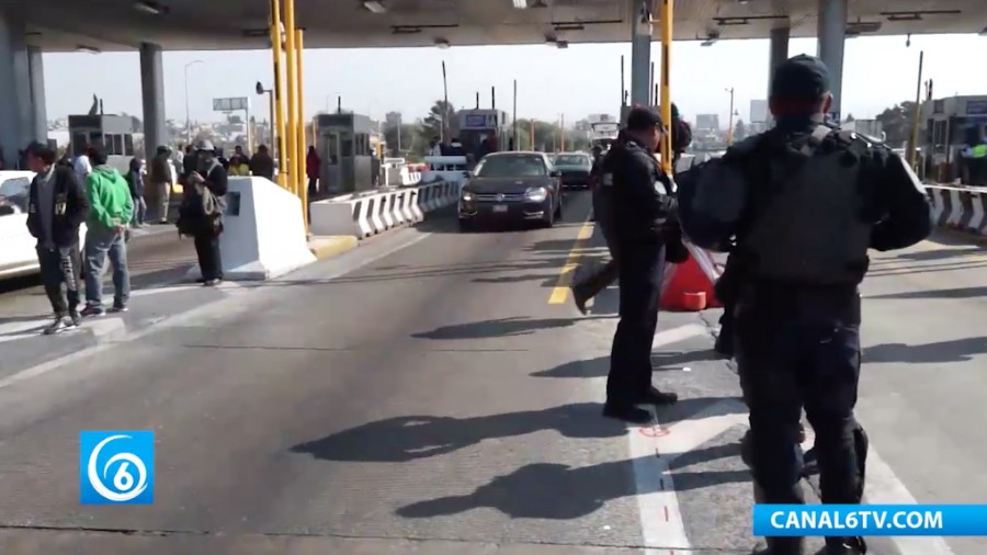 Maestros mexiquenses tomaron el día de ayer la caseta de San Marcos Huixtoco