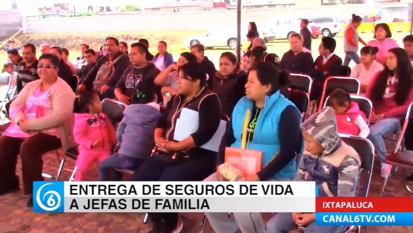 Entregan recursos del programa seguro de vida a jefas de familia