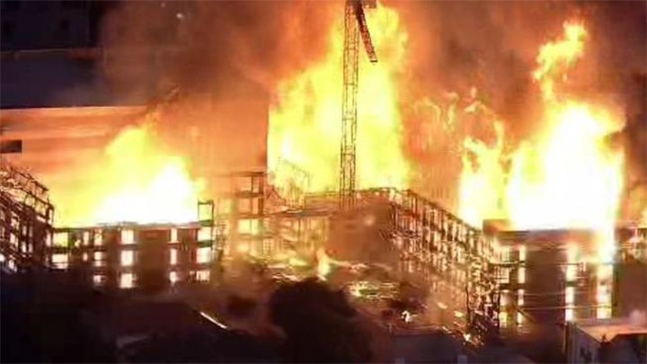INCENDIO EN EDIFICIO EN OAKLAND, CALIFORNIA