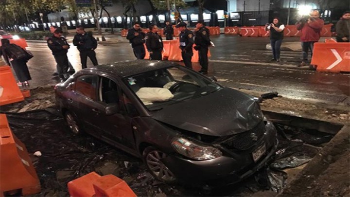 AUTO CAE EN ZANJA EN REFORMA