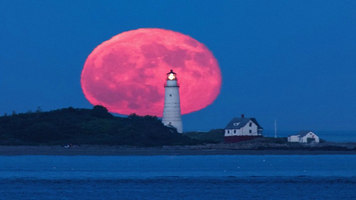 FOTÓGRAFO MUESTRA IMÁGENES DE LA LUNA LLENA ROJA EN BOSTÓN