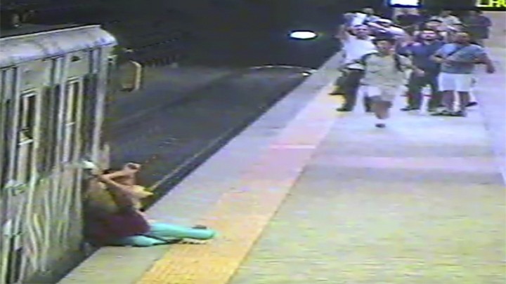 METRO ARRASTRA A MUJER QUE INTENTÓ SALIR DE VAGÓN EN ROMA