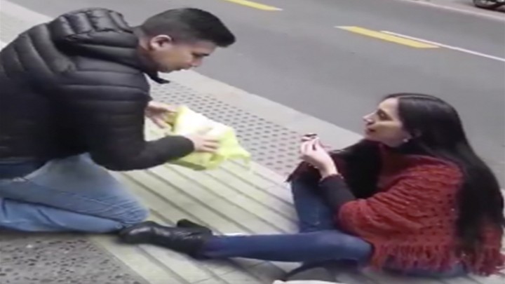 EN CHILE UNA MUJER PIDE MATRIMONIO EN PLENA CALLE Y ES RECHAZADA