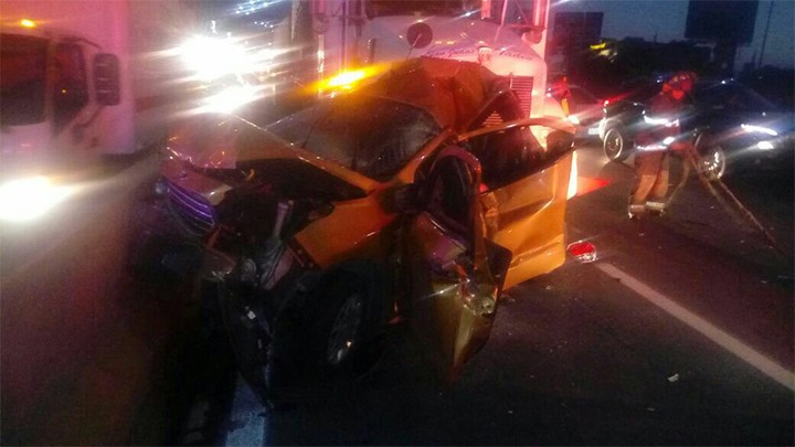 CHOCA TRÁILER CONTRA AUTOS EN PERIFÉRICO