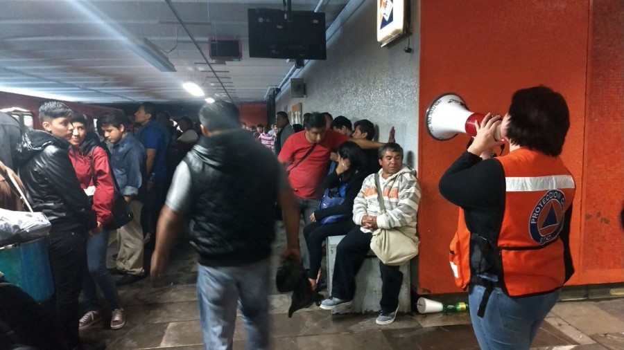 HOMBRE SE ARROJA A VÍAS DEL METRO DE LA LINEA 1