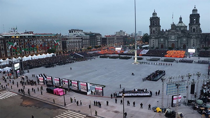 INAUGURAN ZÓCALO CAPITALINO RENOVADO