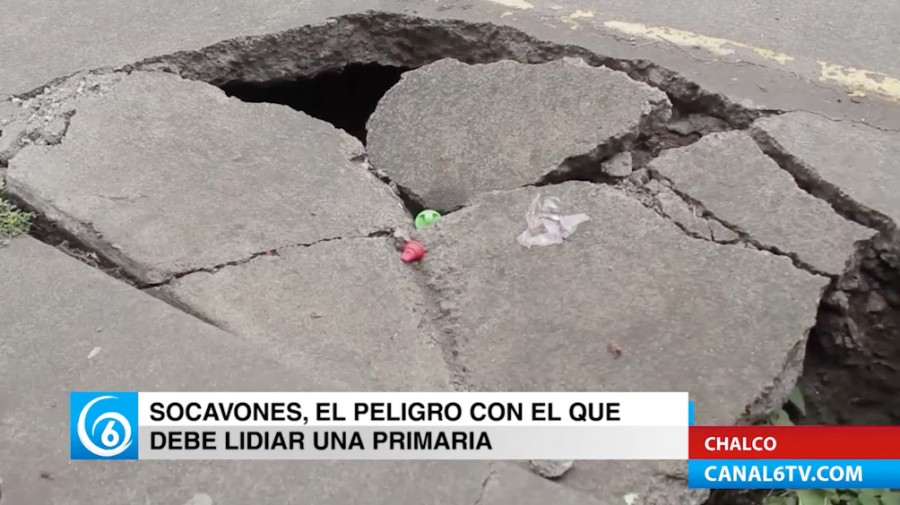 Socavones en el patio de la Primaria Ocatvio Paz ubicada en avenida San Sebastián, Chalco