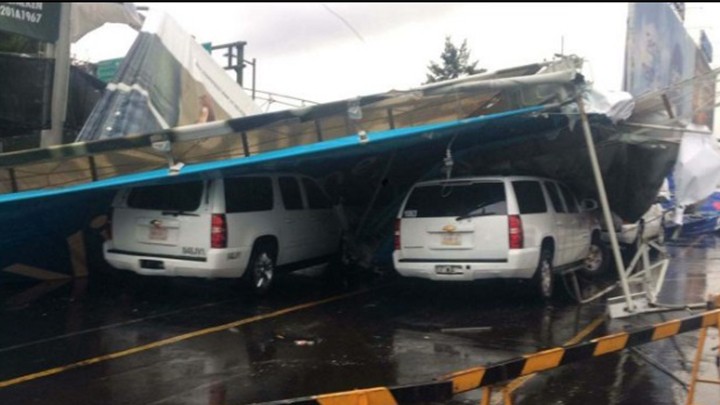 FUERTES VIENTOS Y LLUVIA DERRIBAN ESPECTACULARES FRENTE AL AICM