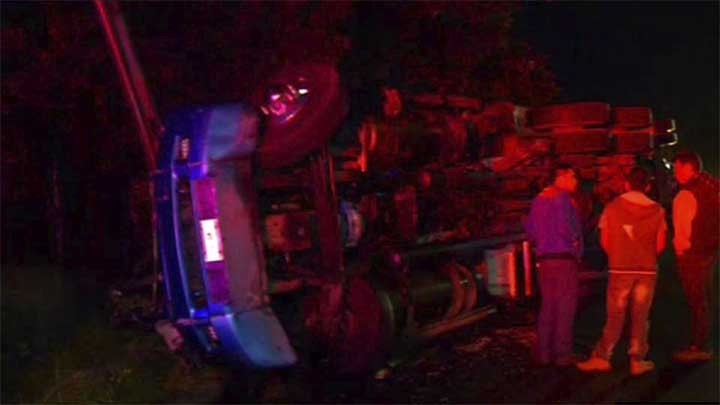 APARATOSO ACCIDENTE DE TRÁILER DEJA TONELADAS DE CRISTAL EN CARRETERA