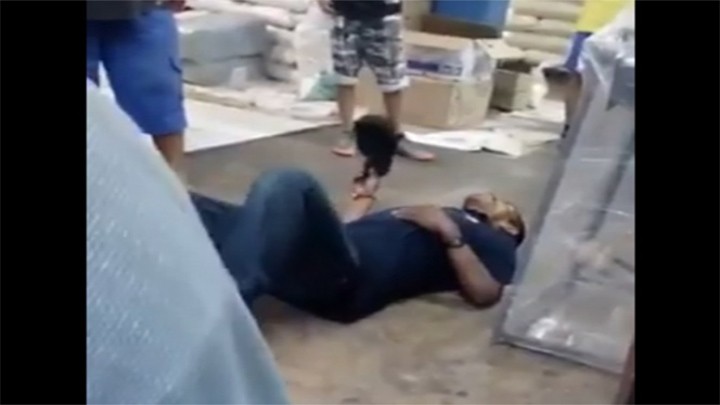 MUJER LE EXIGE A UN HOMBRE, QUE SE ENCUENTRA HERIDO ABANDONAR SU LOCAL 'PORQUE AHÍ NO PUEDE ESTAR'