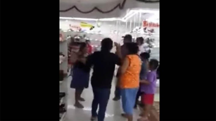 MUJERES PROTAGONIZAN PELEA POR OFERTA EN ZAPATERIA DE VERACRUZ (VIDEO)