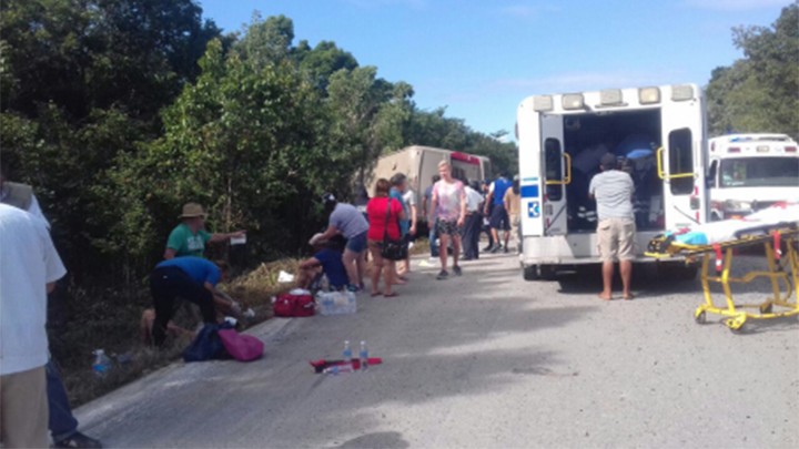 HAY 11 MUERTOS POR VOLCADURA DE AUTOBÚS EN QUINTANA ROO