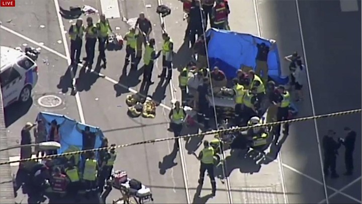 VEHICULO ATROPELLÓ A PEATONES EN MELBOURNE, AUSTRALIA; HAY 19 HERIDOS