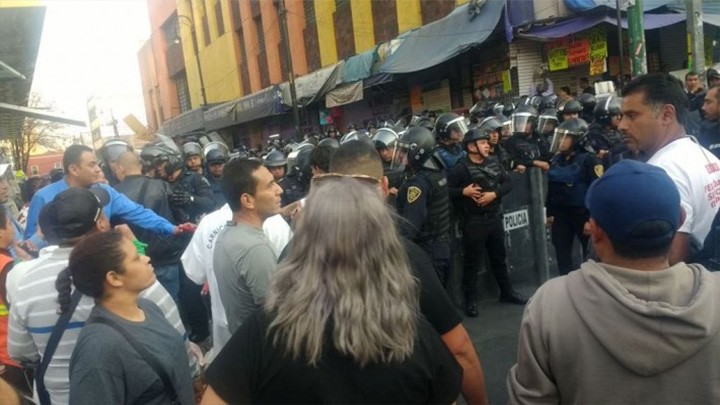 OPERATIVO POLICIACO TERMINA EN RIÑA EN PLAZA MEAVE