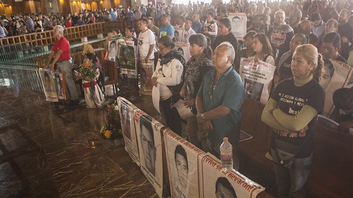 PADRES DE LOS NORMALISTAS DE AYOTZINAPA DESPARECIDOS MARCHARON HACÍA LA BASÍLICA DE GUADALUPE