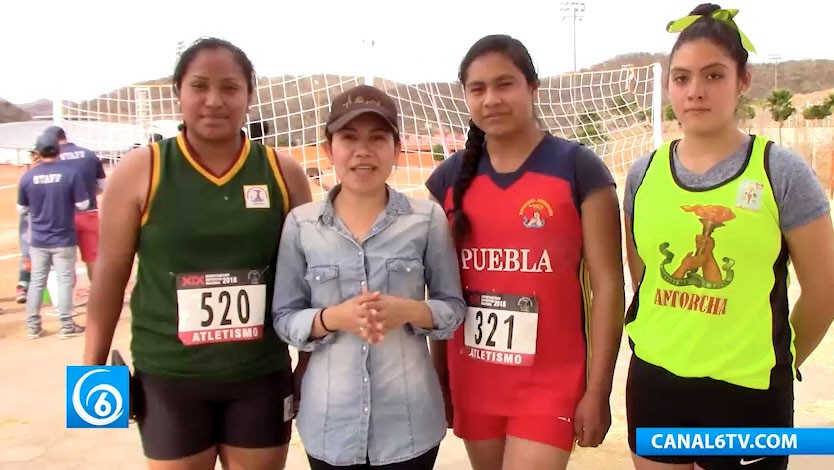 Ganadoras de los primeros lugares en la competencia de lanzamiento de disco en Tecomatlán, Puebla
