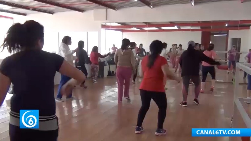 Imparten clases de aero zumba en la colonia Mariel, de la zona alta del municipio de La Paz