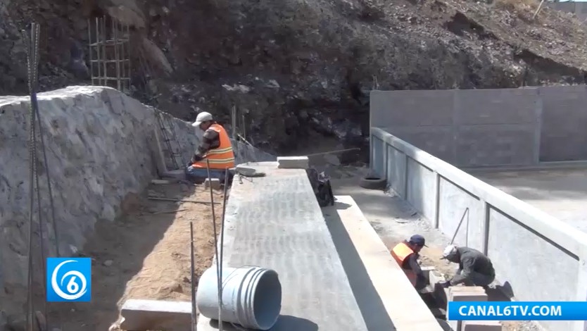 Remodelación de muro de contención pluvial y cancha multidisciplinaria en la zona alta de Los Reyes La Paz, obra gestionada por el Movimiento Antorchista