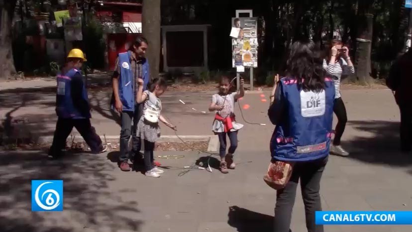 DIF de la CDMX realiza talleres en parques públicos para enseñar a niños y adultos cómo actuar en caso de sismo
