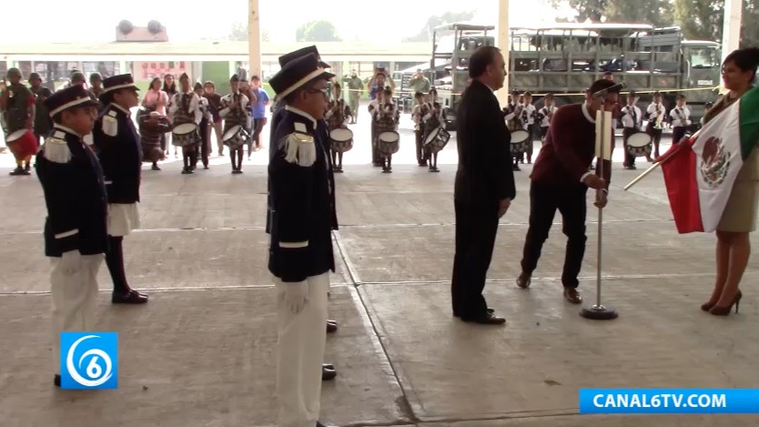La escuela Gustavo Baz, en coordinación con las Fuerzas Armadas, realizaron quema de bandera