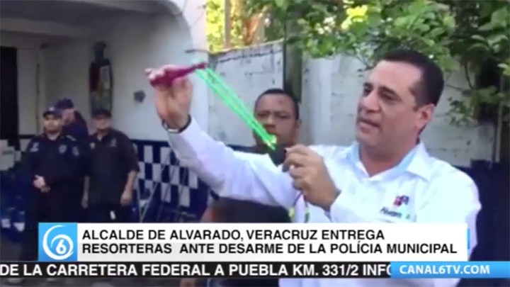 Alcalde de Alvarado, Veracruz, entrega resorteras ante desarme de la policía municipal