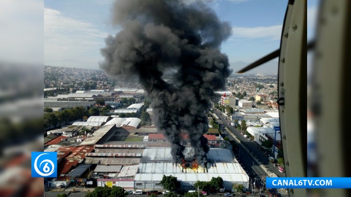 Incendio en fábrica de zapatos en avenida Tláhuac